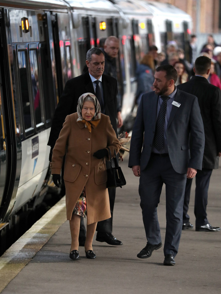 Królowa Elżbieta pojechała pociągiem na święta
