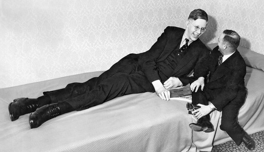 19-letni Robert Wadlow z Alton w stanie Illinois z przyjacielem po imprezie charytatywnej [1 kwietnia 1937 r.]