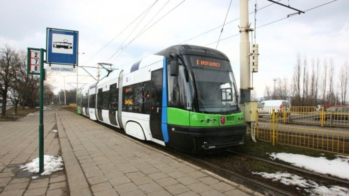 "MMSzczecin": Do Szczecina przyjeżdżają kolejne, nowe niskopodłogowe wagony. Jak dotąd, można je spotkać na linii nr 8, ale są plany wystawienia ich na trasę do Lasu Arkońskiego.