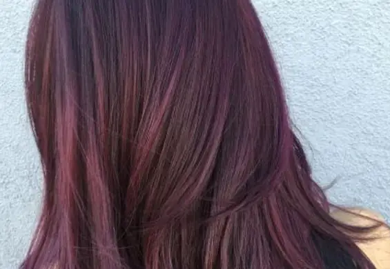 Aubergine hair - seksowny trend w koloryzacji powraca na wiosnę