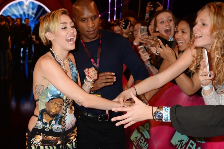 Miley Cyrus na czerwonym dywanie MTV EMA 2013