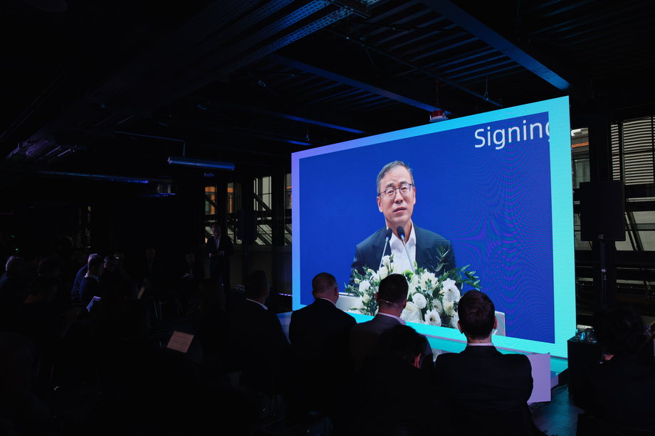 Listopad 2022 r., prezes zarządu Geely Daniel Donghui Li podczas podpisania umowy licencyjnej na platformę SEA dla marki samochodów Izera przez Geely i ElectroMobility Poland.