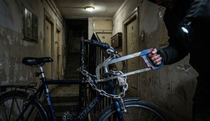 Krađa bicikla - ilustracija napravljena korišćenjem veštačke inteligencije