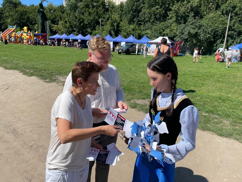 Maja Zaborowska rozdaje ulotki na pikniku PiS