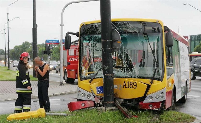 Autobus wbił się w latarnię