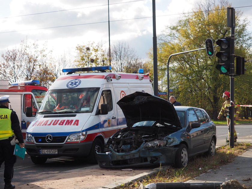 Radiowóz na boku na Żeromskiego w Łodzi.