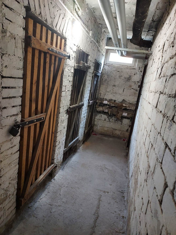 Pierwsze drzwi prowadzą do komórki, do której Mariusz Trynkiewicz zniósł ciała trzech zamordowanych chłopców.