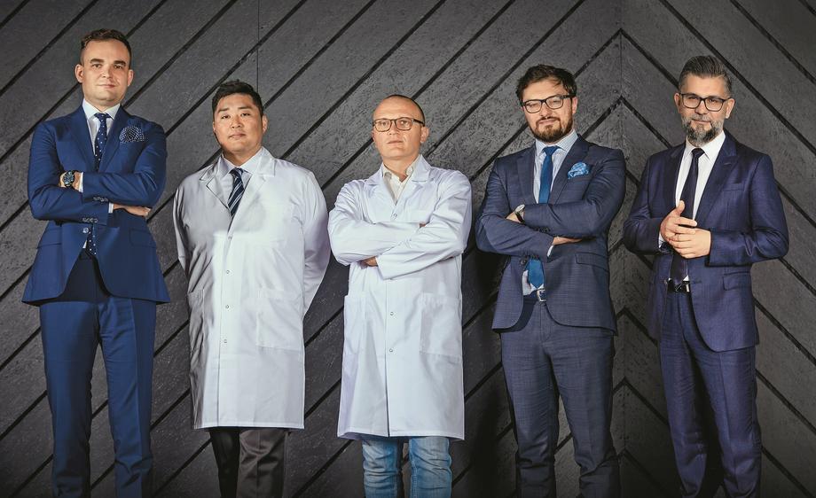 Właściciele firmy Nomi Biotech Corporation (od lewej: Marcin Jaskuła, dr Kohei Yagi, dr Jakub Urbański, mec. Michał Żukowski i prof. Maciej Banach) postawili na innowacyjne produkty spożywcze.