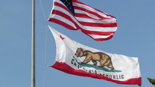 Flaga USA i Kalifornii. Fot. Flickr