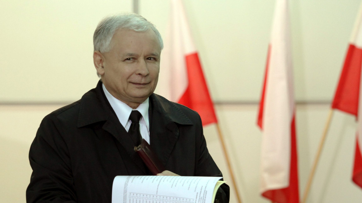 Jarosław Kaczyński w lokalu wyborczym, fot. PAP/Tomasz Gzell