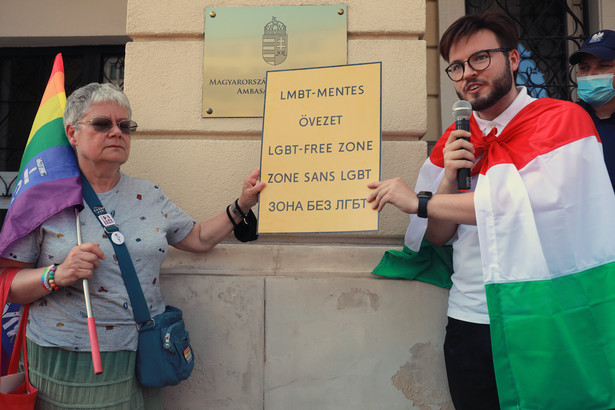 Katarzyna Augustynek i Bart Staszewski podczas protestu pod ambasadą Węgier