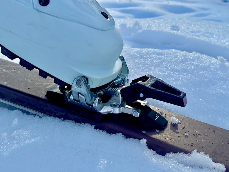 Przód buta skiturowego zapięty w wiązanie pinowe