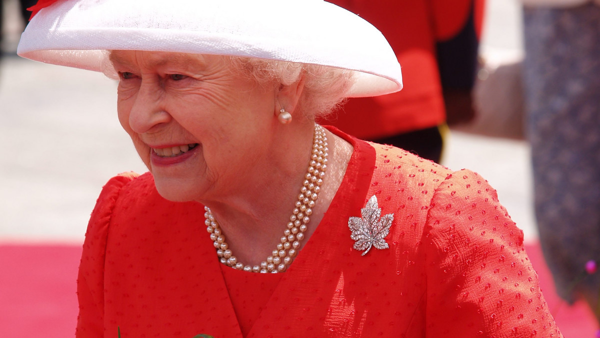 Królewska artyleria upamiętniła 59. rocznicę odziedziczenia tronu przez Elżbietę II salwami armatnimi w Green Parku, w niewielkiej odległości od Pałacu Buckingham oraz w Tower of London — twierdzy pamiętającej czasy Wilhelma Zdobywcy.