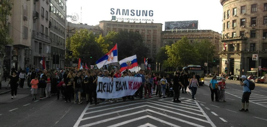 Kolona stiže ispred Skupštine Srbije