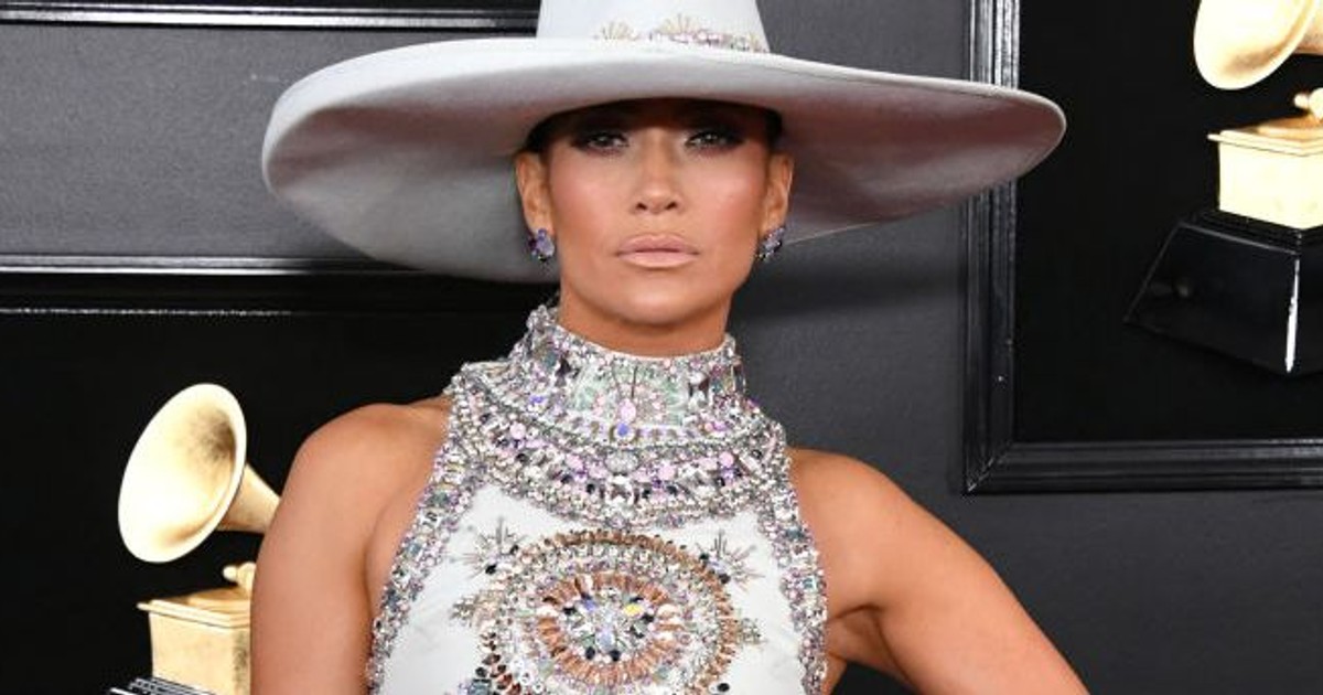 Jennifer Lopez Hit The Grammys Red Carpet In The Most Epic Look Pulse