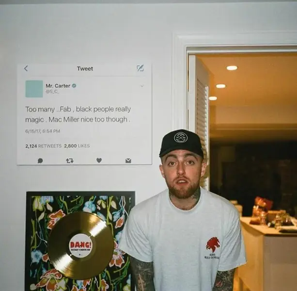 Mac Miller z oprawionym w ramkę tweetem Jaya-Z