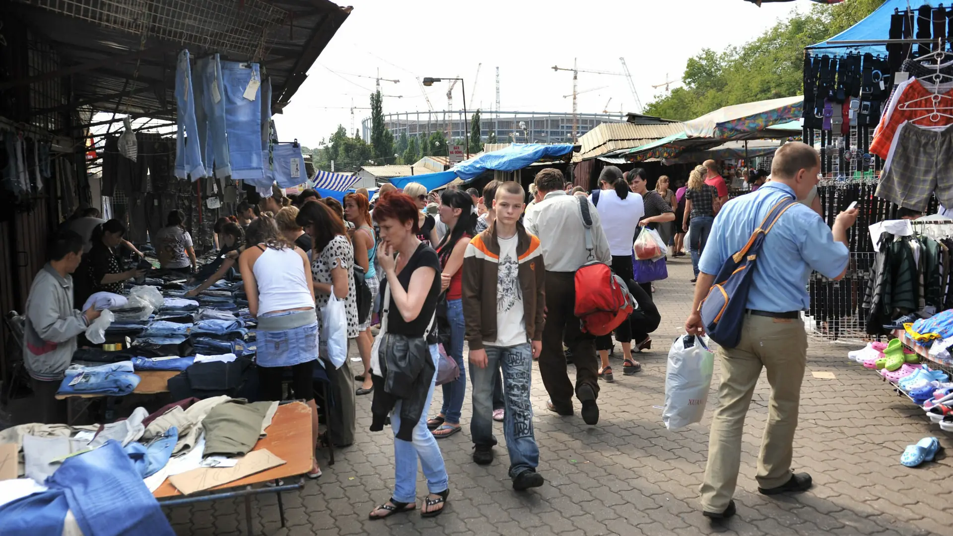 Dzieci bogatych nie sprzedają dżinsów na bazarach. To nie ich praca jest oburzająca