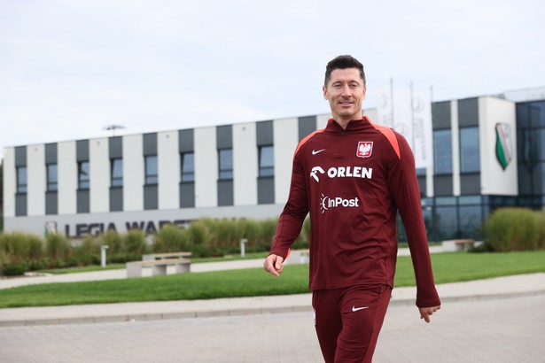 Kapitan reprezentacji Polski Robert Lewandowski w drodze na trening kadry w podwarszawskich Książenicach