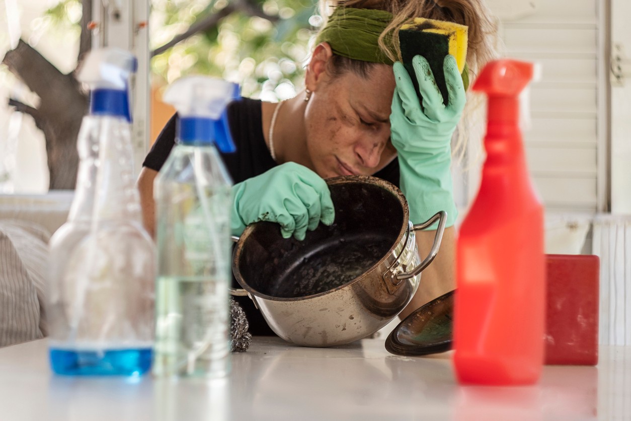 Aj tá najodolnejšia pripálenina zmizne vďaka jednoduchým trikom s bežnými surovinami z vašej kuchyne.