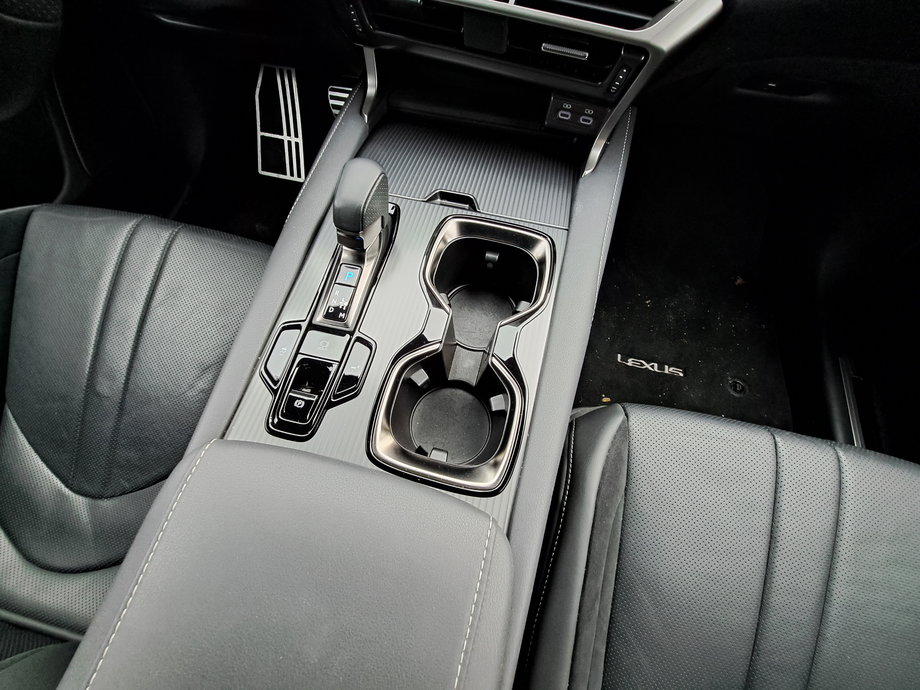 Lexus RX ma dobrze pomyślane wnętrze z wieloma schowkami,w tym na środkowej konsoli, czyli między fotelami.