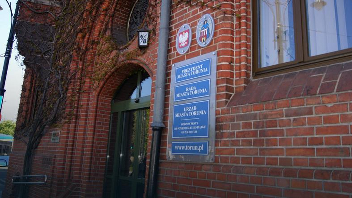 Rada Miasta Torunia zgodziła się na oddanie duchowieństwu w użytkowanie wieczyste nieruchomości przy ul. Konrada Grasera 5. Najpóźniej za siedem lat rozpocznie się tam budowa kościoła. Po tej decyzji dwa ugrupowania opublikowały swoje krytyczne oświadczenia.