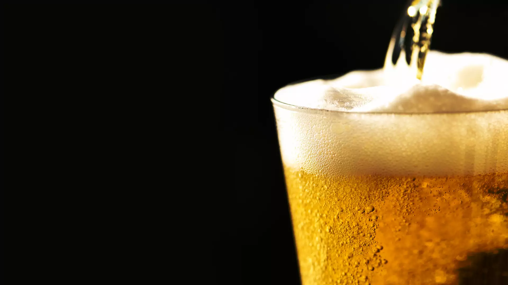 Piwo dobrze wpływa na serce. Naukowcy radzą je pić codziennie i mówią: "Mięsień piwny to bujda!"