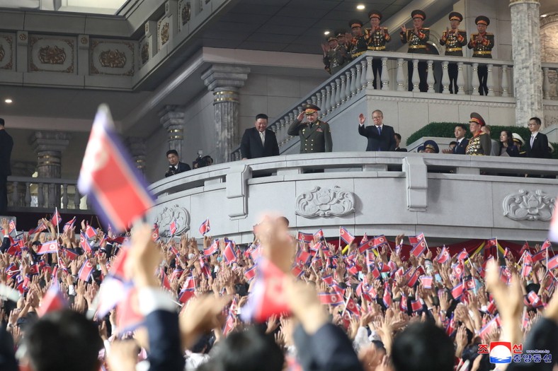 Kim Dzong Un i Siergiej Szojgu (centrum, niższy balkon) podczas parady wojskowej zorganizowanej z okazji 70. rocznicy podpisania rozejmu, który wstrzymał wojnę koreańską 1950–1953, na placu Kim Ir Sena w Pjongjangu, Korea Północna, 27 lipca 2023 r.