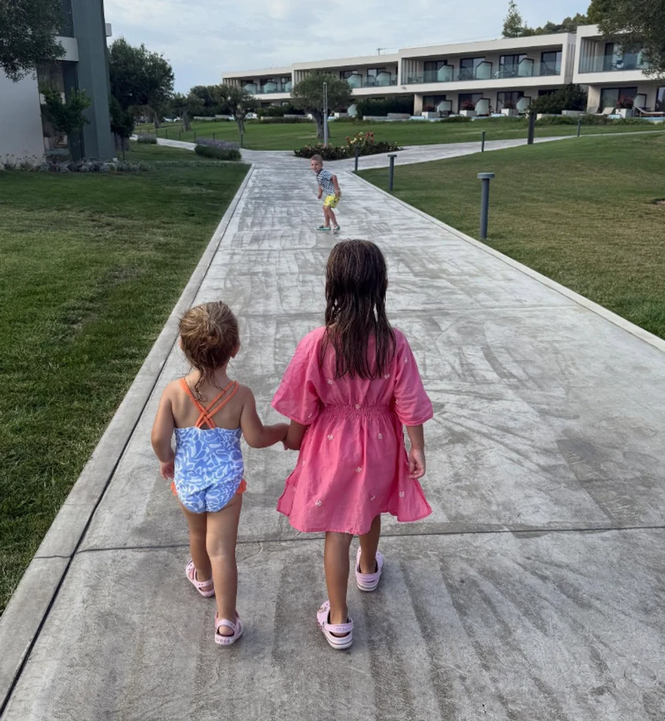 Marijana Mićić sa ćerkicama u Grčkoj