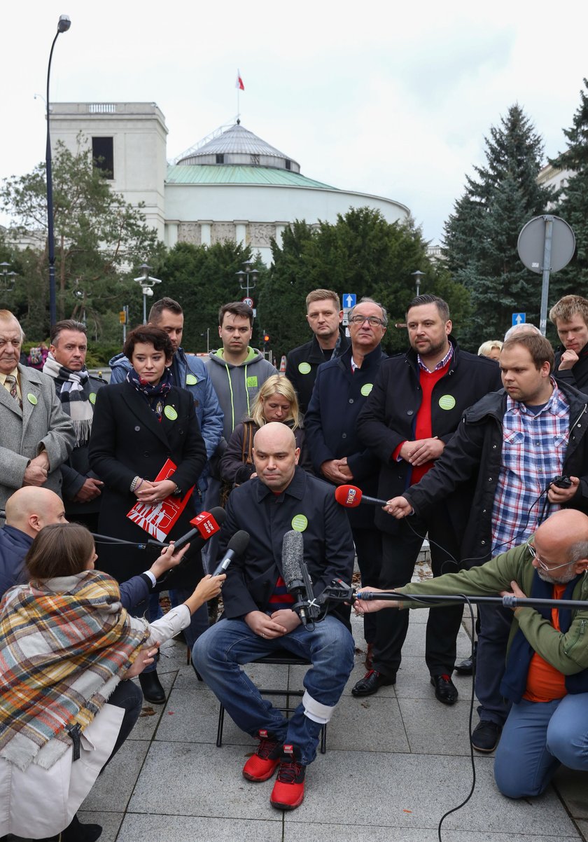 Dramat śmiertelnie chorego polityka. Tak go potraktowali