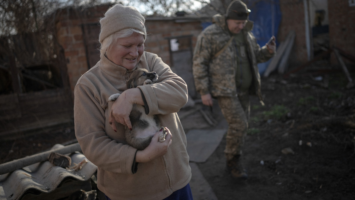 Lubow i Juriji z Ukrainy opiekują się porzuconymi psami i kotami w Orichowie
