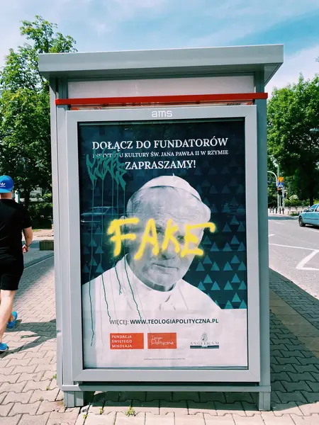 Fake na plakacie papieża / fot. Radicalzz