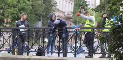 Mężczyzna zrzucony z mostu nie miał pretensji do sprawcy. Śledczy wręcz przeciwnie. Co zrobili?