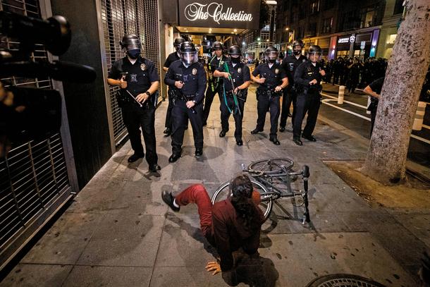 Policja brutalnie blokuje protestujących, którzy chcą dołączyć do demonstracji na ulicach Los Angeles, 29 maja 2020 r. 