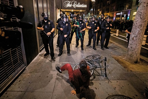 Policja brutalnie blokuje protestujących, którzy chcą dołączyć do demonstracji na ulicach Los Angeles, 29 maja 2020 r. 