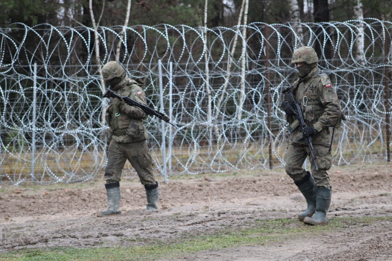 Polscy żołnierze przy granicy polsko-białoruskiej w okolicach Szudziałowa, woj. podlaskie, 16.12.2021.