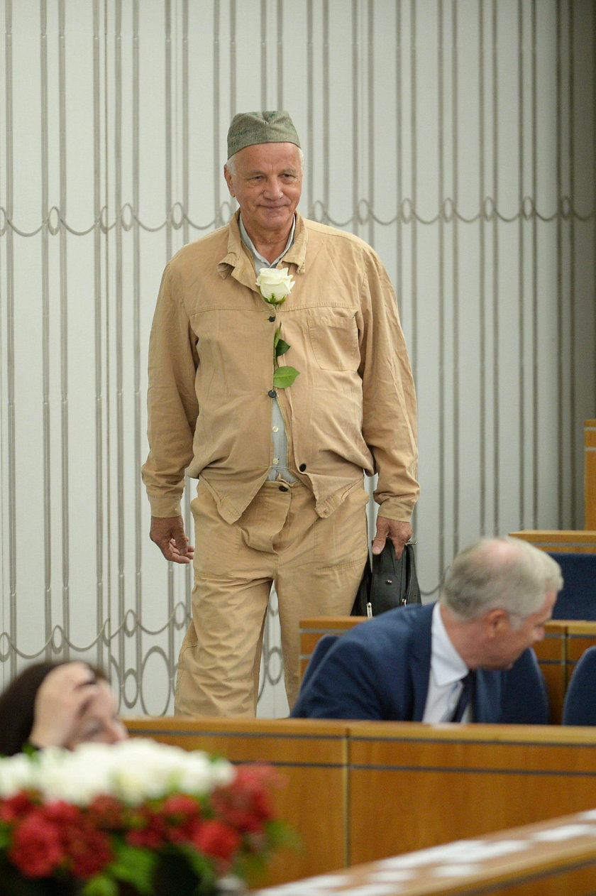 Senator PO Jan Rulewski pojawił się w Senacie w więziennym drelichu