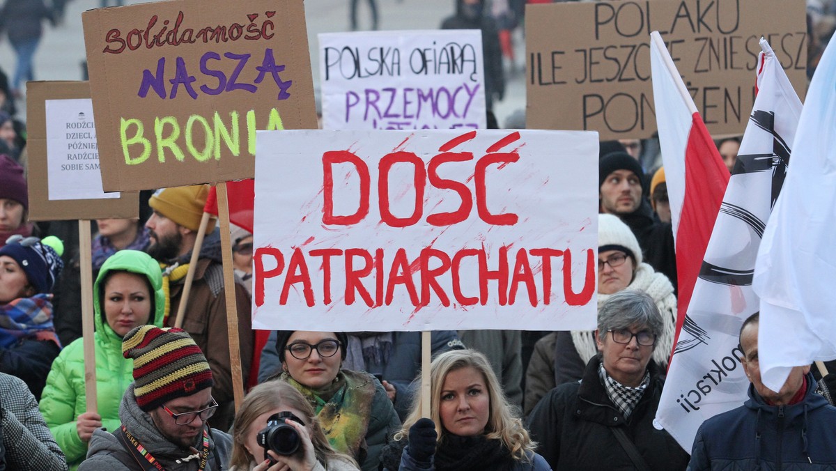 Na krakowskim Rynku Głównym odbyła się dziś demonstracja przeciwko przemocy wobec kobiet. Według jej organizatorów rząd prowadzi prace zamierzające do wypowiedzenia konwencji antyprzemocowej i trzeba temu zapobiec.