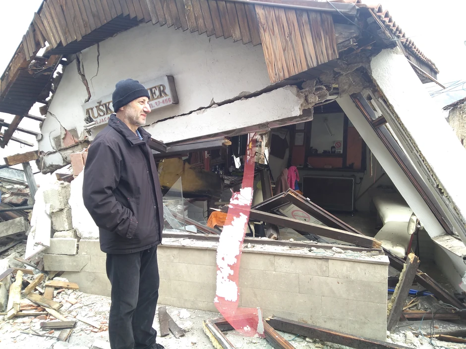 Ramiz Dugopoljac ispred porušene berbernice 