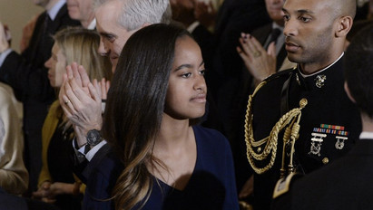 Mi ütött belé? A földön fetrengett Obama lánya egy fesztiválon - videó