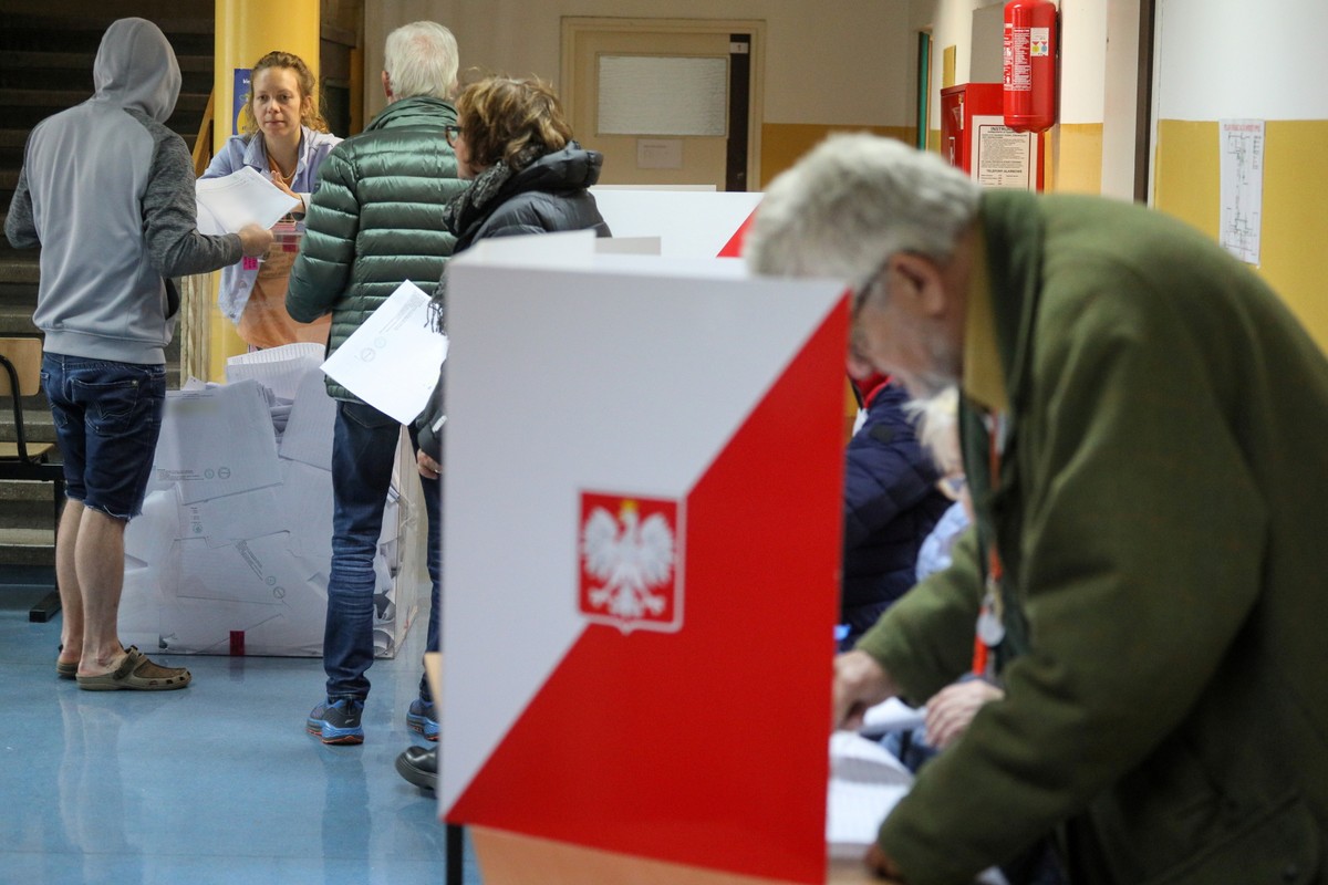 Warszawa, 15.10.2023. Wybory parlamentarne 2023. Głosowanie w lokalu wyborczym w Zespole Szkół przy ulicy Saskiej w Warszawie, 15 bm. Trwa głosowanie w wyborach parlamentarnych i towarzyszącym im referendum. Do jego zakończenia obowiązuje cisza wyborcza i referendalna. (amb) PAP/Paweł Supernak
