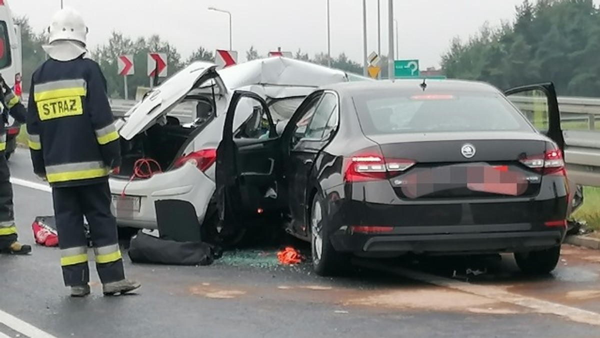 Trzy osoby zginęły w zderzeniu opla i skody, do którego doszło w niedzielę rano w pobliżu węzła drogi ekspresowej S1 nieopodal lotniska w Pyrzowicach - potwierdziła policja. Trzecia ofiara to pasażer opla, którego ratownicy musieli wydostać ze zmiażdżonego samochodu. Jedna osoba trafiła do szpitala.