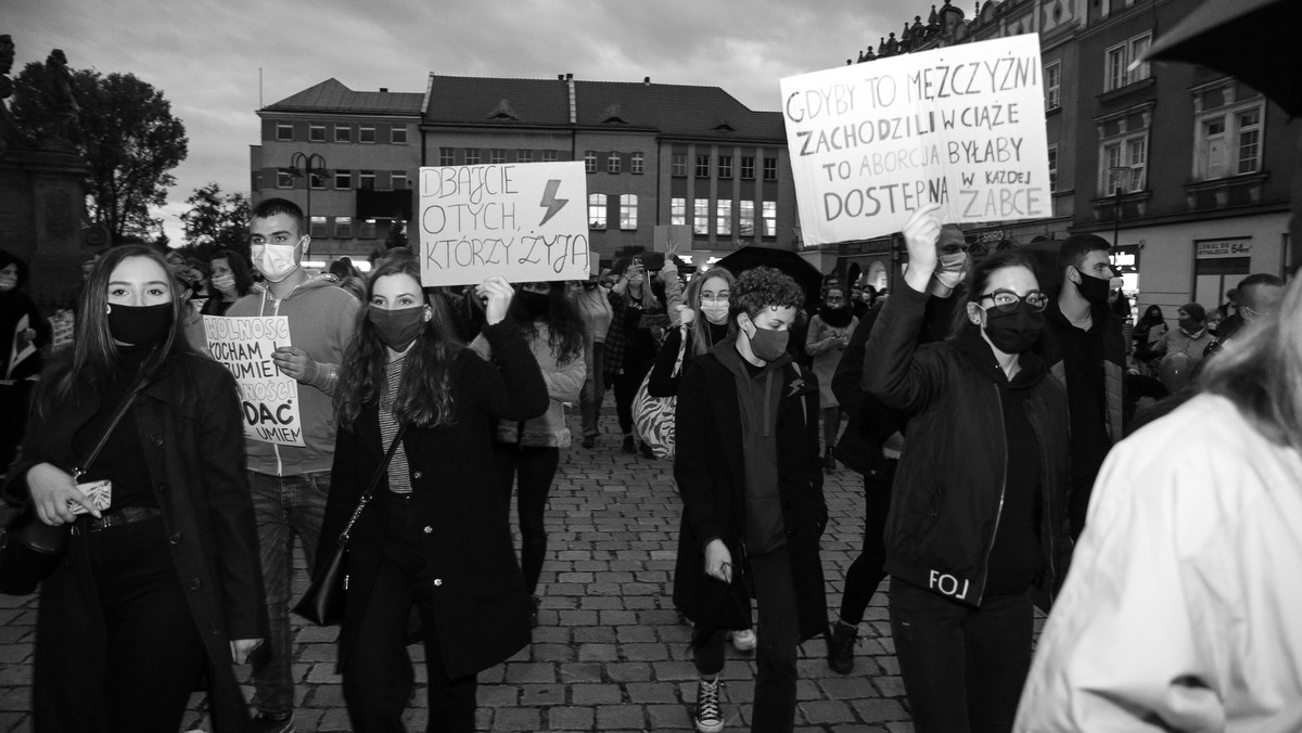 Aborcja. Protesty przeciwko wyrokowi TK urządzane są też w małych miastach