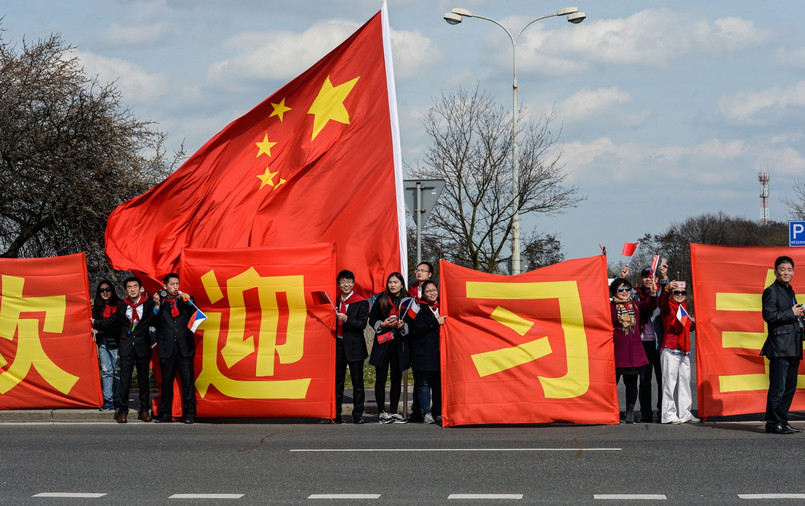 Chińskie flagi na trasie przejazu prezydenta Xi Jinpinga