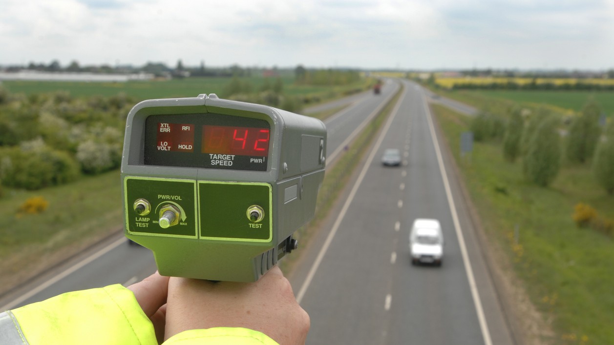 Policajný laserový merač rýchlosti v akcii. Jeho presnosť klesá s rastúcou vzdialenosťou.