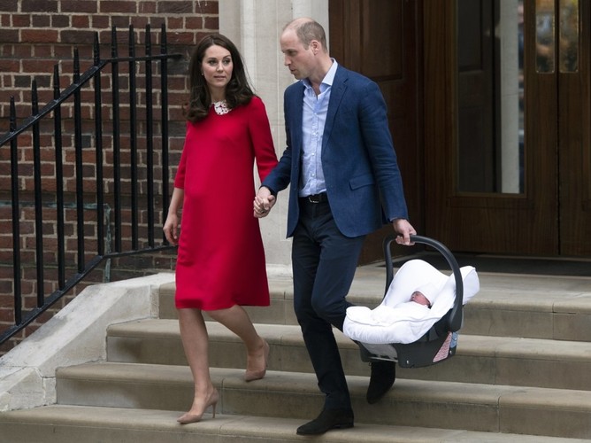 Książę William i księżna Catherine z nowo narodzonym synem