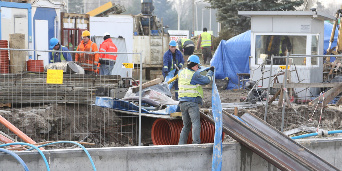 Przejścia dla pieszych już widać, tunel ciągle zasypany