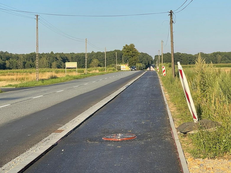 Budowa ścieżki rowerowej - Ćwiklice, odcinek na wysokości restauracji Pod Jemiołą - 05.08.2022 - autor: pless.pl