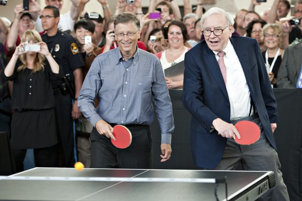 Warren Buffett i Bill Gates grają w tenisa stołowego podczas zjazdu akcjonariuszy Berkshire Hathaway 6 maja 2012 roku