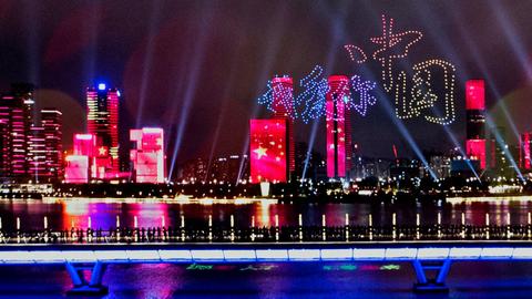 Panorama Shenzhen podczas wieczornego pokazu dronów - na zdjęciu układają się w napis &quot;Chiny, kocham cię&quot; (w oryg. 我爱你中国). Miasto ma wg nowego planu władzy centralnej stać się przykładem skutecznego wdrożenia w życie chińskiego modelu ekonomicznego i tym samym odebrać dotychczasowy status Hongkongowi.