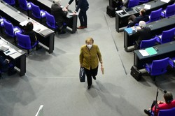 Merkel broni w Bundestagu decyzji o przedłużeniu lockdownu